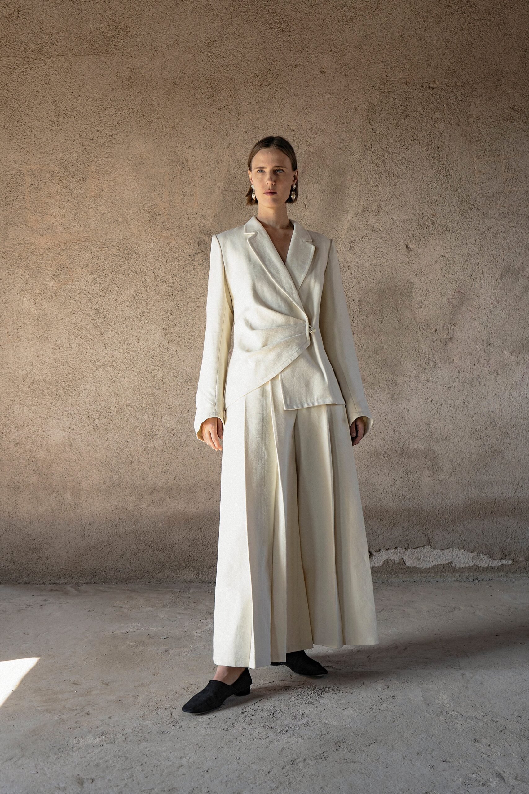 AP009 - Cream Pleated Pants