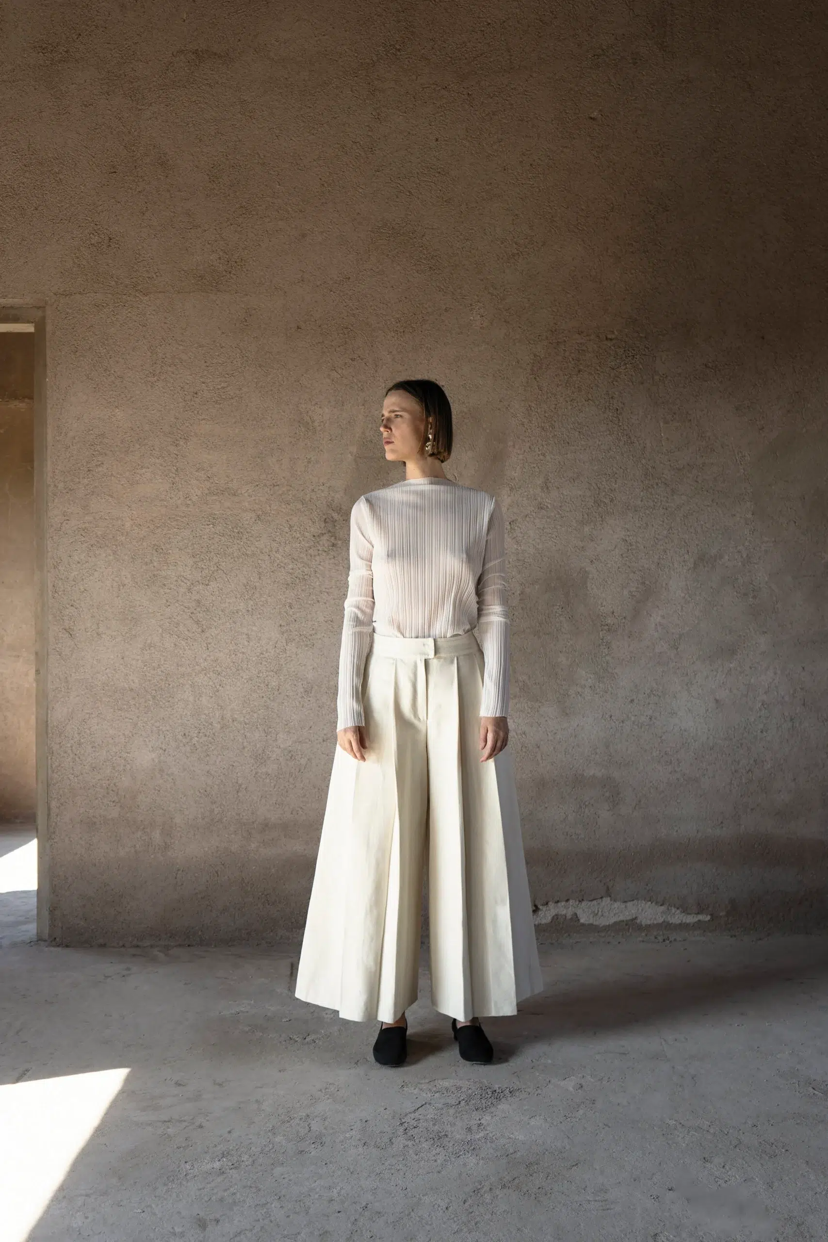 AP009 - Cream Pleated Pants